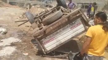 कालेश्वरबाट दूध र खुवा बोक्दै आएको मिनिट्रक टिकाभैरव पुलमा दुर्घटना, तीन जना घाइते